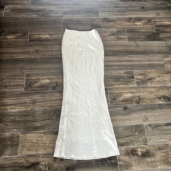House of CB Dresses & Skirts - House off Cb White Maxi Skirt Silky Texture Size XS (140)